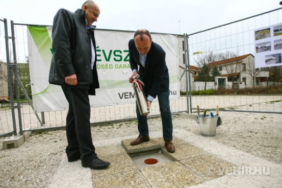 Porga Gyula és Szücs István közösen helyezték el a kivitelezés indulását szimbolizáló időkapszulát, benne egy mai megyei napilappal és a kivitelezési tervekkel.